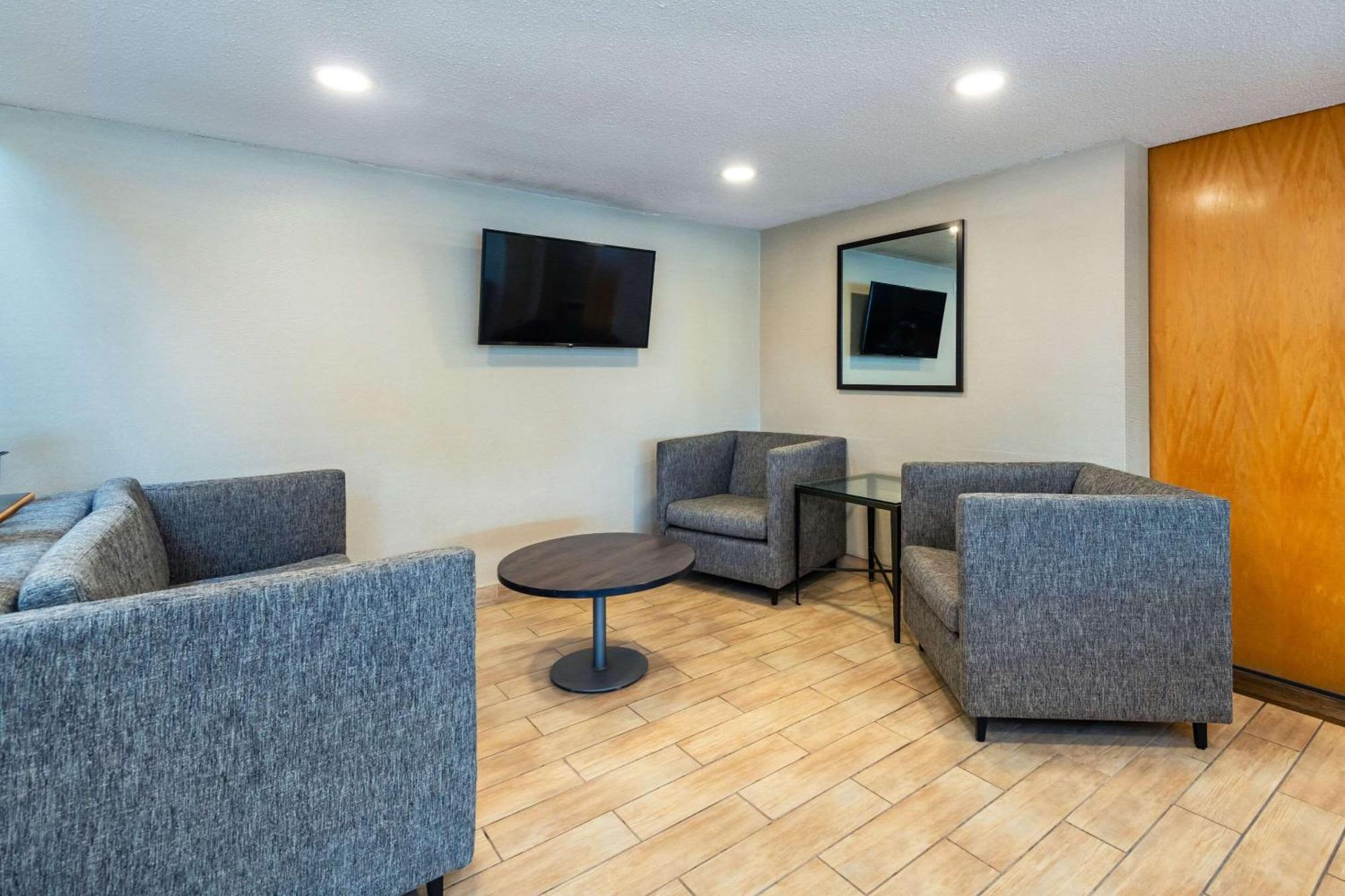 Comfort Inn Hwy 401 Kingston Exterior photo