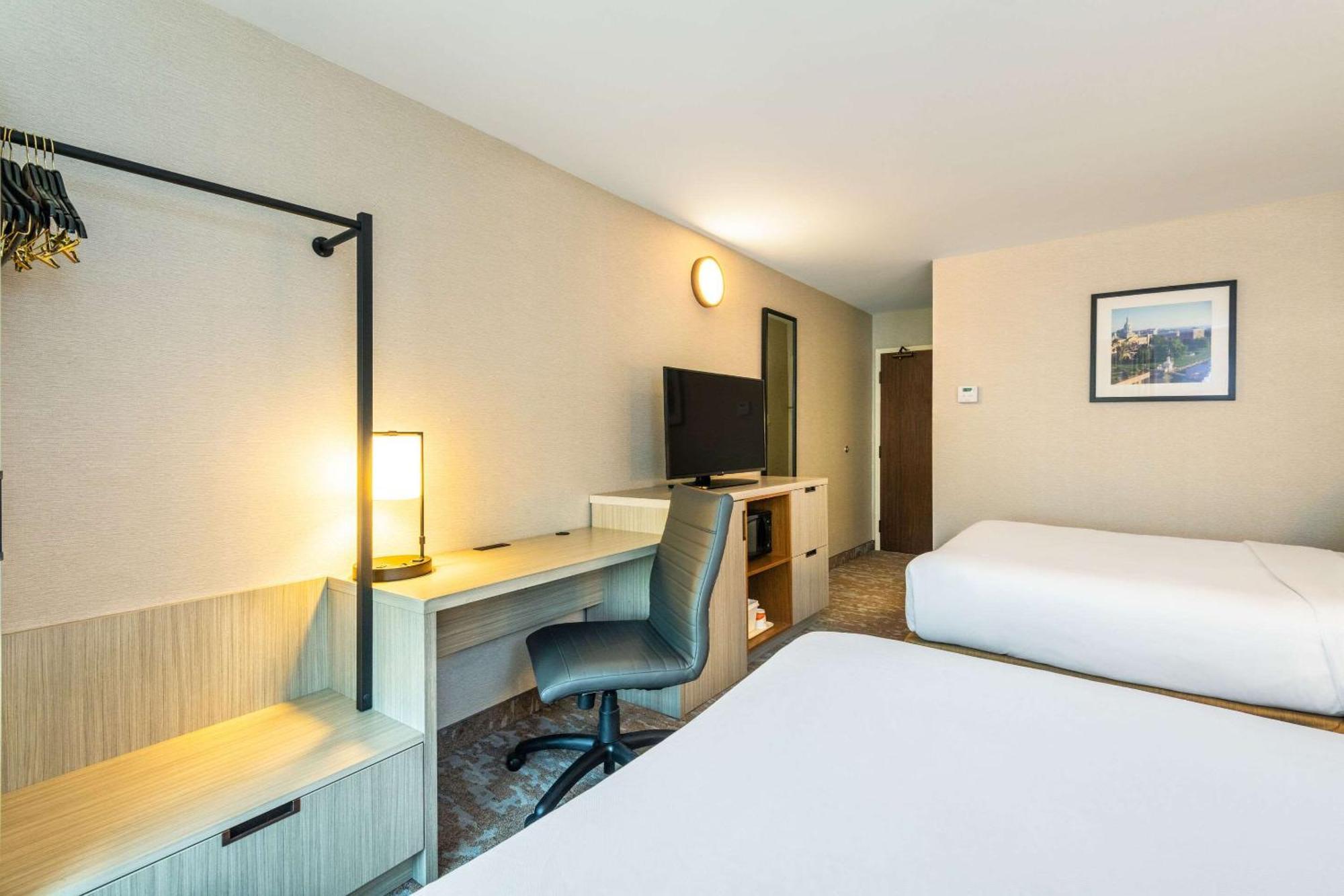 Comfort Inn Hwy 401 Kingston Exterior photo