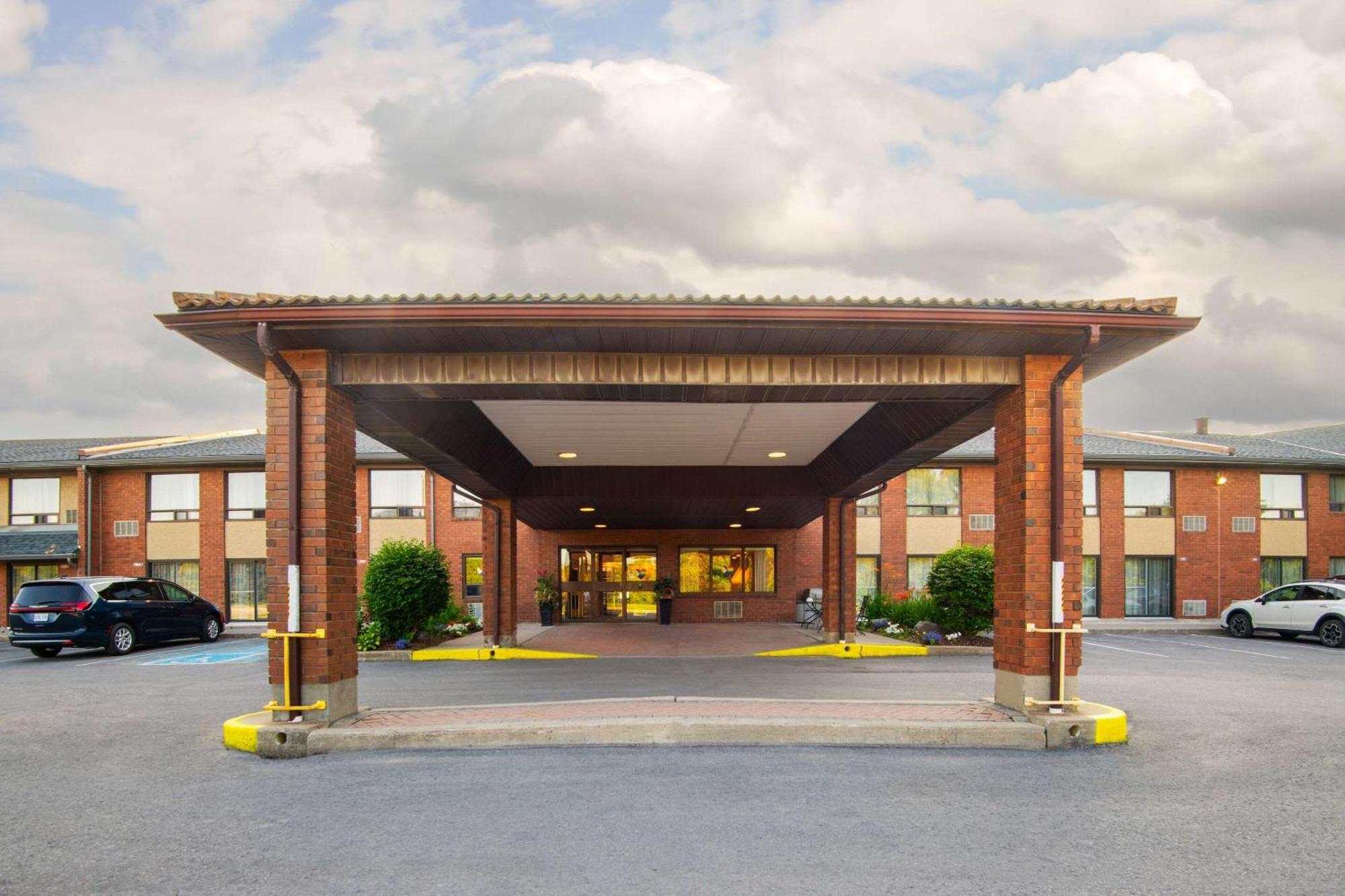 Comfort Inn Hwy 401 Kingston Exterior photo